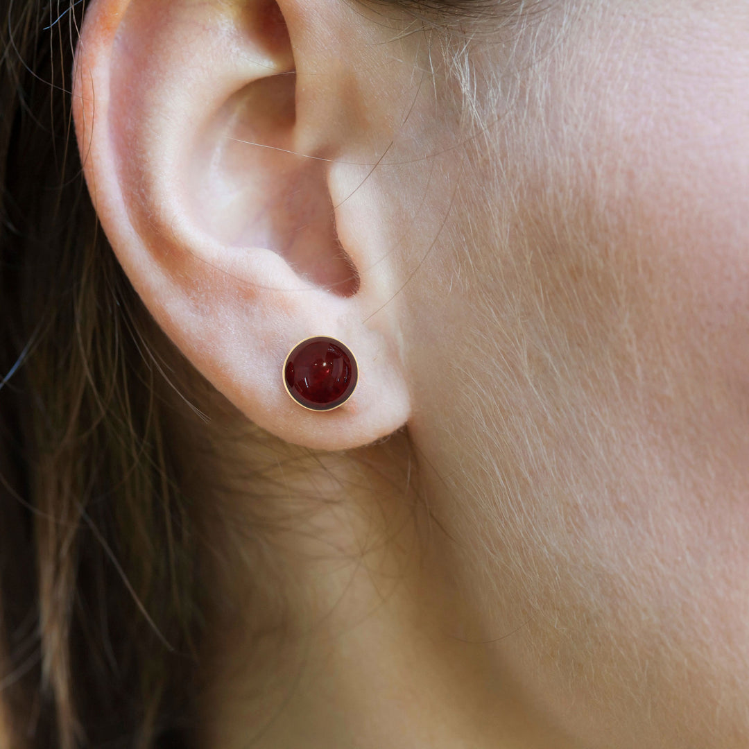 Aretes redondos de granate de 10 mm en oro de 14 quilates