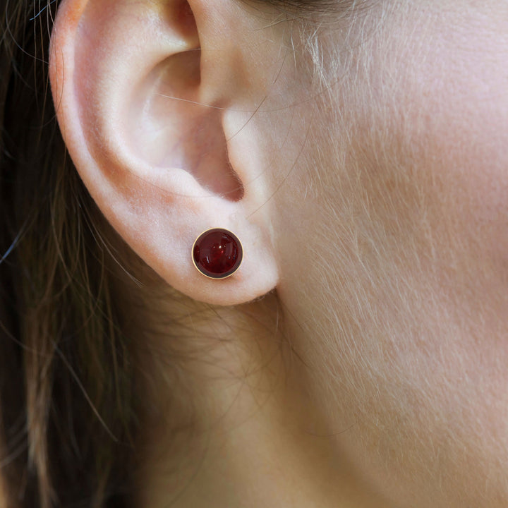 Aretes redondos de granate de 10 mm en oro de 14 quilates