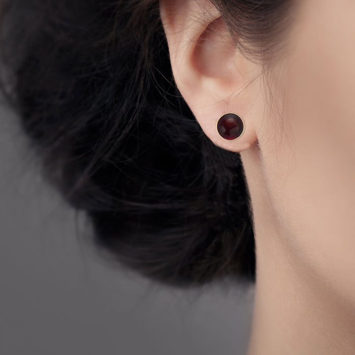 Aretes redondos de granate de 10 mm en oro de 14 quilates